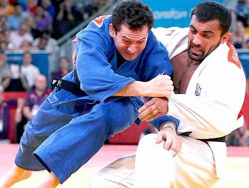 Iliadis (dir.) tenta contragolpear Tiago Camilo na disputa de medalha de bronze olímpica