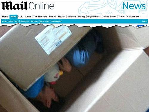 Imagem mostra o chinês ainda dentro da caixa após a surpresa quase ter se transformado em tragédia