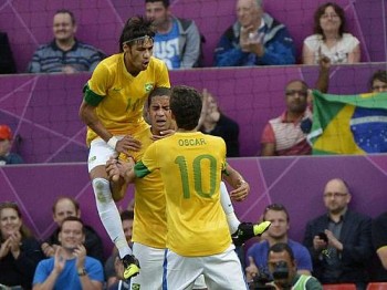 Brasil comemorando o gol