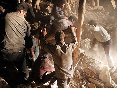 Moradores buscam por sobreviventes nos escombros de um vilarejo próximo a cidade de Varzaghan