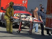 Criança é transportada por bombeiros para atendimento médico.