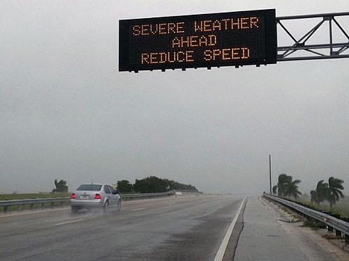 Mensagem em rodovia de Miami alerta condutores sobre tempestade