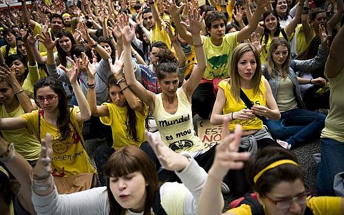 Jovens protestam em Barcelona, na Espanha, contra cortes de investimentos na área de Educação