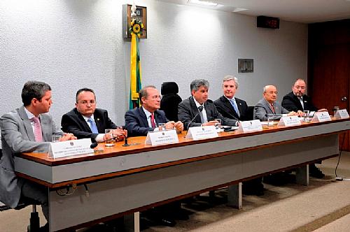 Renan (5º à esquerda) defende papel do MP em atuar nas investigações criminais
