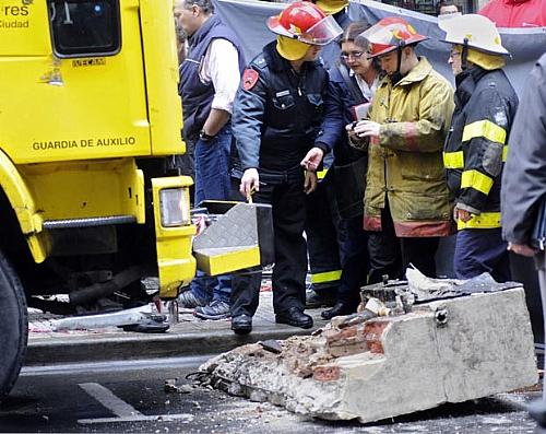 Equipes de resgate retiram um dos pedaços da marquise que desabou no centro de Buenos Aires