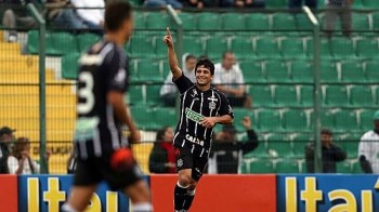 Aloisio comemora três gols na vitória do Figueirense sobre o Coritiba