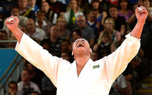 Rafael Silva comemora ao ser anunciado vencedor: bronze inédito na categoria peso-pesado