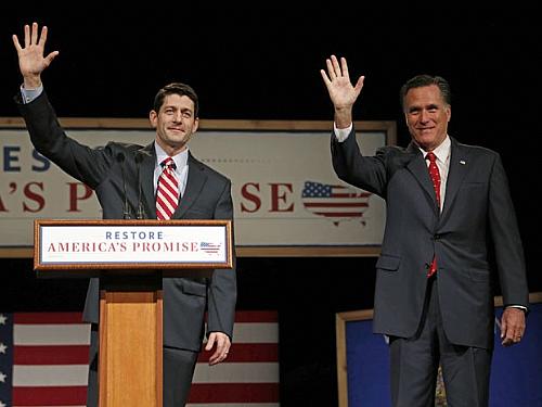 Mitt Romney e Paul Ryan aparecem juntos, durante comício em Wisconsin, em março deste ano