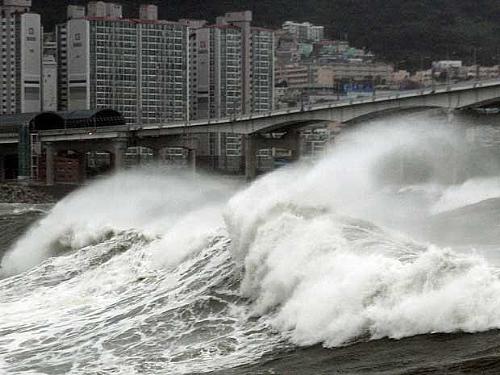 Ondas gigantes do tufão 'Bolaven' chegam à cidade portuária de Busan, na Coreia do Sul. Tormenta chegará a Seul nesta terça-feira (28).