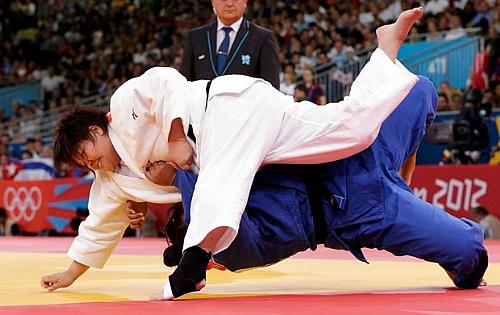 Maria Suelen Altheman (por baixo) cai de costas no chão com o golpe de Mika Sugimoto
