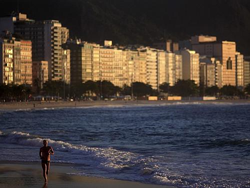 Homem corre à beira da praia de Copacabana, no Rio de Janeiro; Brasil foi bem em 6 das 10 metas para os oceanos