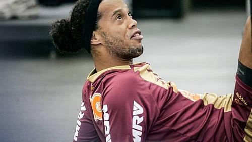 Contratado há apenas 69 dias pelo Atlético-MG, Ronaldinho já leva puxão de orelha do presidente Kalil