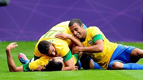 Sandro comemora terceiro gol do Brasil contra a Nova Zelândia