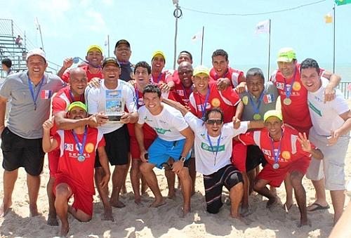 Atletas e comissão técnica recebendo as medalhas e o troféu de 3º lugar na Copa Nordeste de Beach Soccer