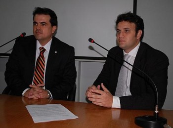 Advogado e irmão de Lelo Maia leram carta de renúncia à Prefeitura da Barra de São Miguel