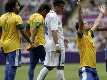 Damião comemorando o gol