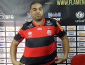 Adriano recebeu camisa 10 da presidente do Flamengo, Patrícia Amorim