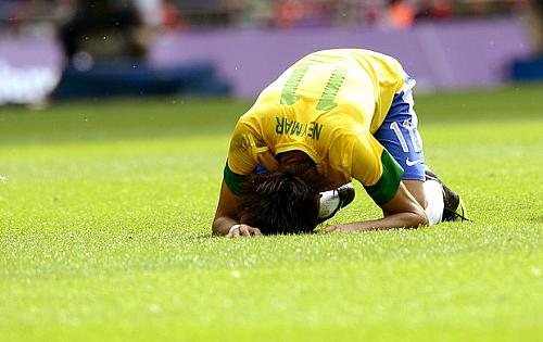 Fim! Neymar, o principal astro da seleção brasileira, desaba no gramado de Wembley
