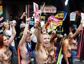 Ativistas do movimento feminista Femen fazem ato que inaugura o Centro Femen em um antigo teatro de Paris, nesta terça-feira (18)