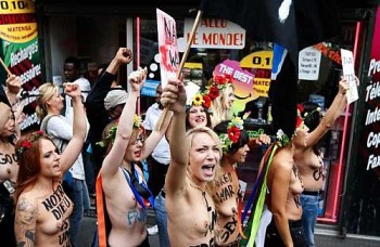 Ativistas do movimento feminista Femen fazem ato que inaugura o Centro Femen em um antigo teatro de Paris, nesta terça-feira (18)