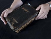 Bíblia com capa de couro e detalhes em ouro de Elvis Presley foi vendida por mais de R$ 191 mil na Inglaterra neste sábado (8)