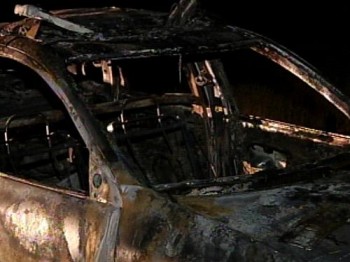 Carro da polícia foi completamente destruído pelas chamas