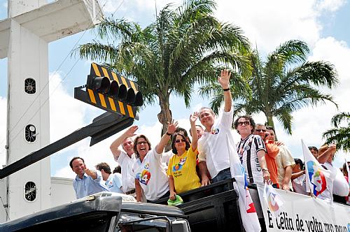 Renan participa ao lado de Célia de uma das maiores carreatas políticas de Arapiraca