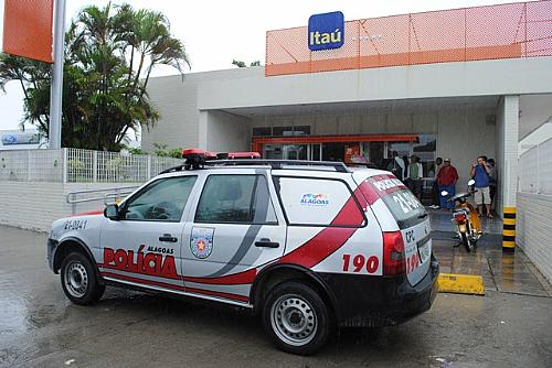 Bandidos rendem gerente e roubam quase R$ 40 mil de agência bancária