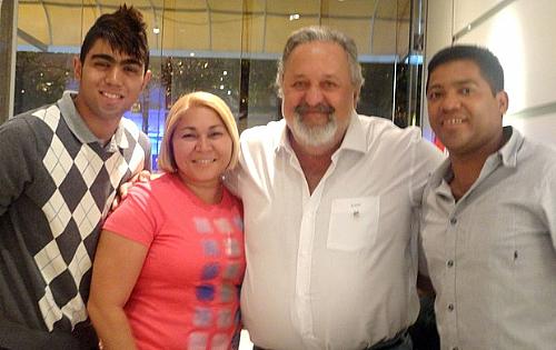 Talento do Santos com seus pais e o Presidente do Santos