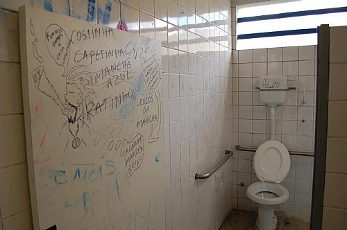 A Escola Geraldo Melo foi entregue há dois meses e já sofre com o vandalismo dos estudantes