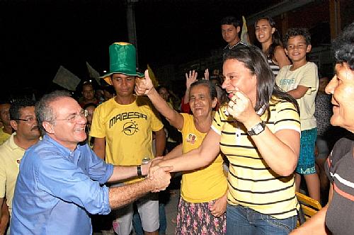 Pelas ruas de São Luiz, senador abraça e cumprimenta os habitantes da cidade