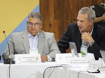 Após se ver livre de denúncias de corrupção, Cláudio Monteiro (à esquerda) volta a ser homem forte da Copa em Brasília