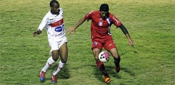 Edson marcou, correu e foi o autor dos dois gols na vitória do CRB sobre o Guará
