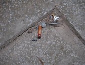 Nos banheiros, foram encontrados filtros de cigarros, frascos de loló e "bitucas" de cigarros de maconha