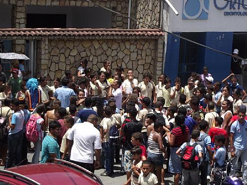 Após denúncia de falta de merenda, população protesta nas ruas de Rio Largo