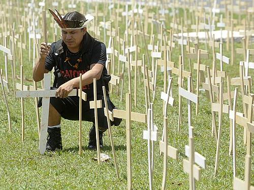 Cinco mil cruzes foram colocadas em frente ao Congresso na sexta-feira, em protesto que simboliza a morte dos índios