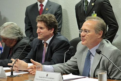 Renan durante a reunião da comissão mista que analisa MP 579
