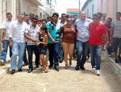 Renan faz caminhada pelas ruas de Belo Monte com Avânio e José Wanderley