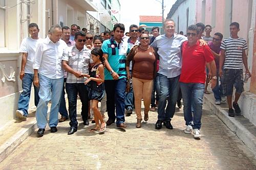 Renan faz caminhada pelas ruas de Belo Monte com Avânio e José Wanderley
