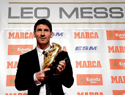 Messi mostra a Chuteira de Ouro