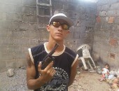 Rafael Miguel da Silva também é fotografado com um revólver na mão