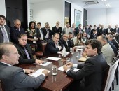 Renan recebe grupo de prefeitos alagoanos em busca de apoio para superar crise financeira