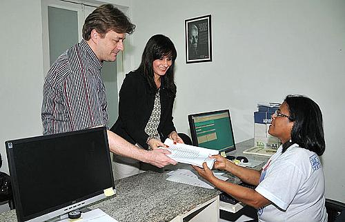 Paulo Brêda e Rachel Cabús no momento em que protocolavam o registro da chapa “OAB para Todos”