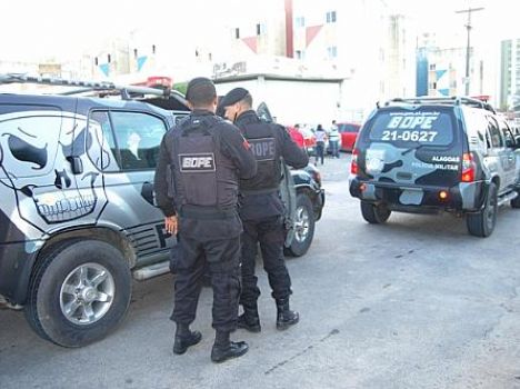 Policiais do Bope levam material e presos para Central de Polícia