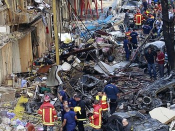 Bombeiros trabalham no resgate de vítimas em rua completamente destruída (
