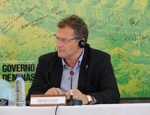 Jérôme Valcke durante visita no Mineirão, em BH