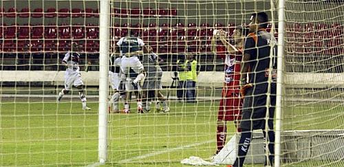 Dentro do gol, Anderson desolado, Angelo toma água, Vitória comemora o gol: CRB chegou na zona de rebaixamento