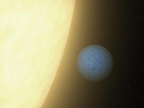 Ilustração divulgada em maio pela Nasa mostra o planeta 55 Cancri, à direita, em azul, bem mais perto de sua estrela principal do que Mercúrio, o 1º planeta do Sistema Solar, está do Sol