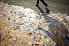 O lixo eleitoral se acumula pelas ruas de São Paulo, no dia do primeiro turno