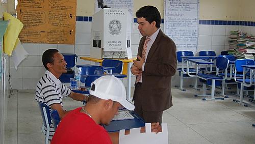 Juiz eleitoral visita sessões e proíbe acesso de candidatos a locais de votação